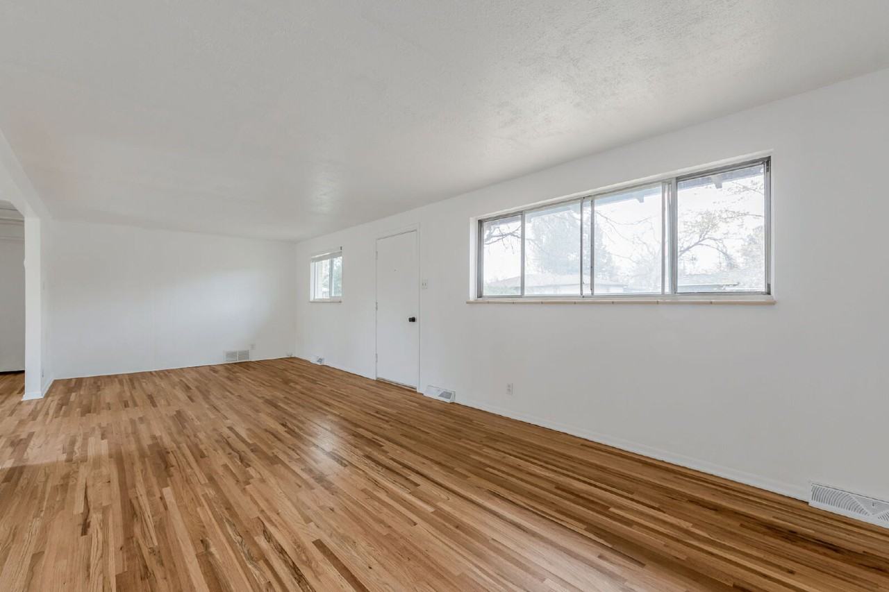 6113 Holland St - Photo 4 of 15