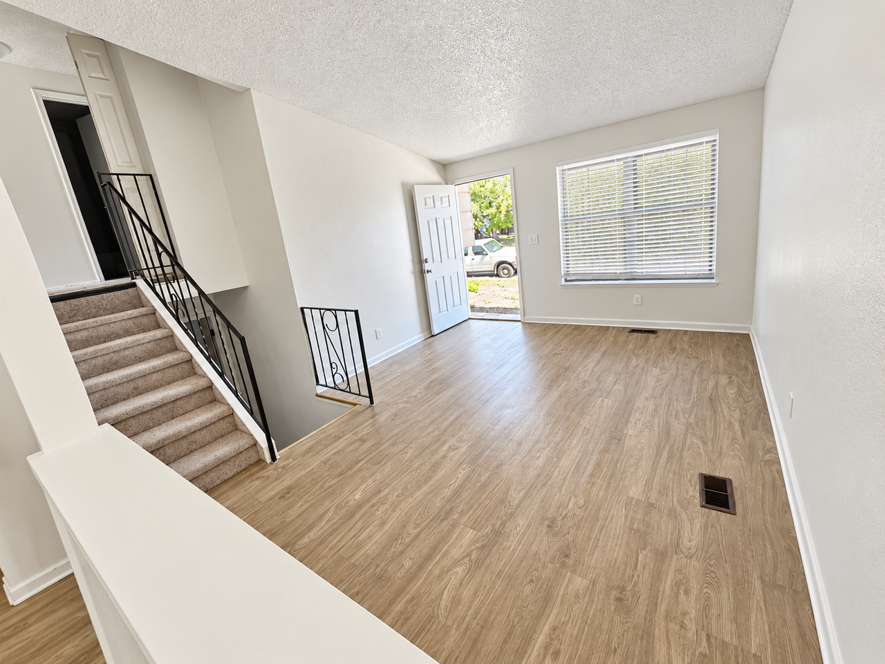 5451 Dillon St - Photo 6 of 11