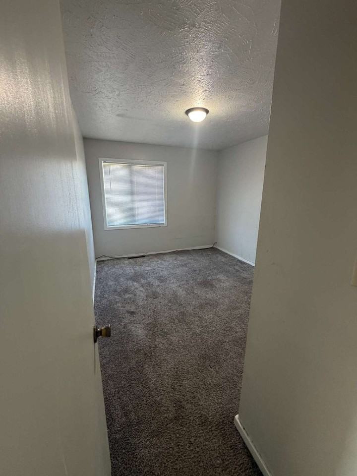 321 W Highland Dr #302 - Photo 5 of 9