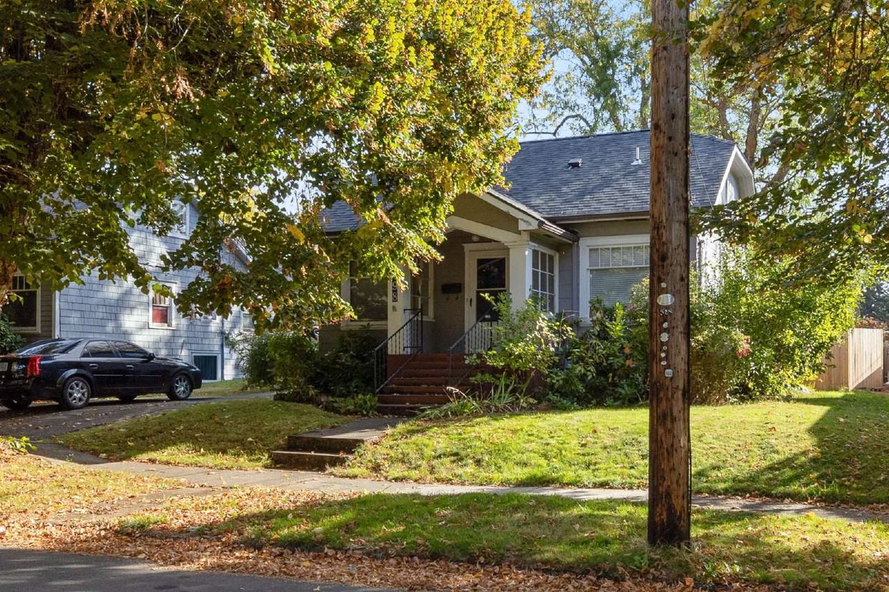 498 23rd St Se - Photo 2 of 43