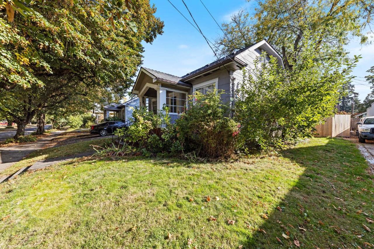 498 23rd St Se - Photo 4 of 43