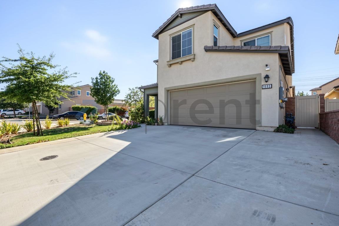 1033 Egret St - Photo 2 of 50