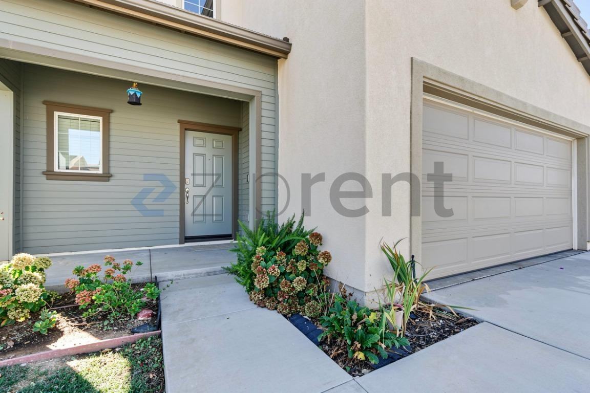 1033 Egret St - Photo 4 of 50