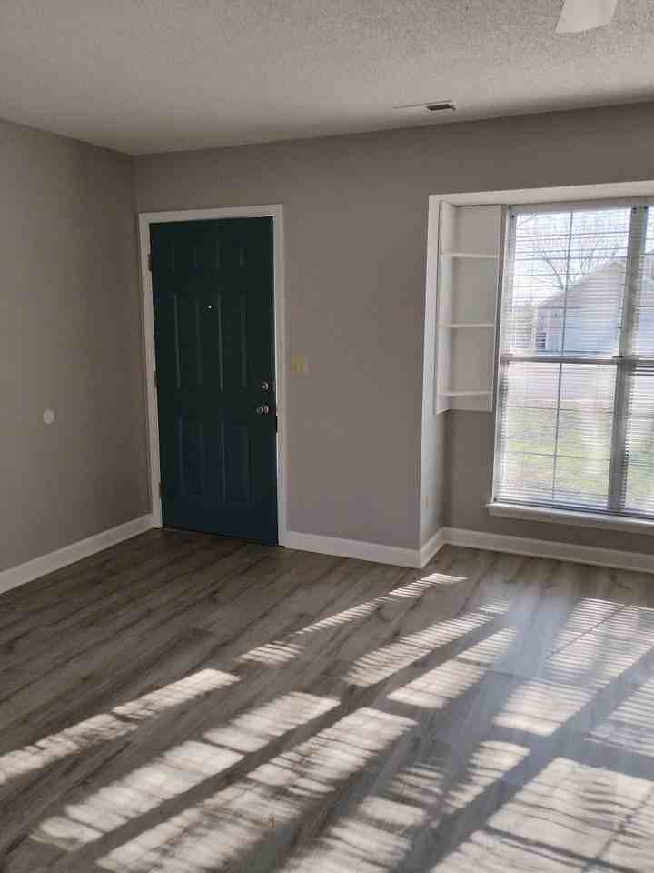 1012 Fox Run Dr - Photo 2 of 10