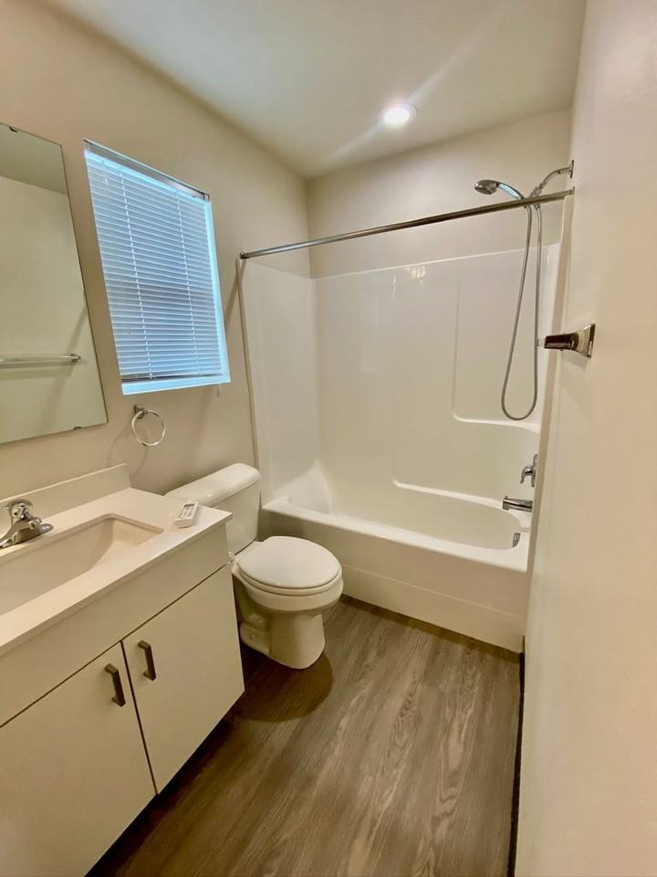907 Greenfield Dr - Photo 3 of 16