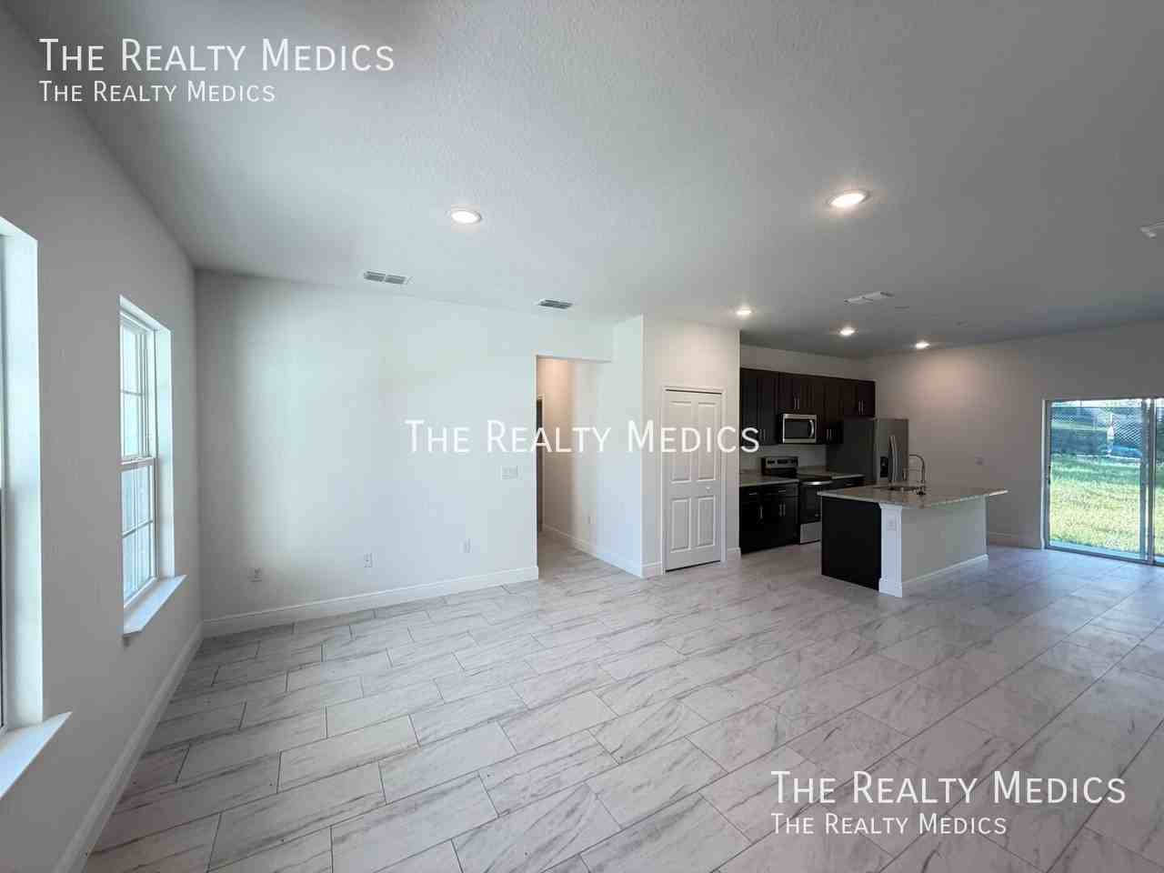 10126 N Biscayne Dr - Photo 5 of 25