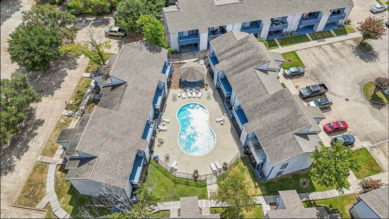 ROOKWOOD GOLF APARTMENTS - Photo 5 of 17