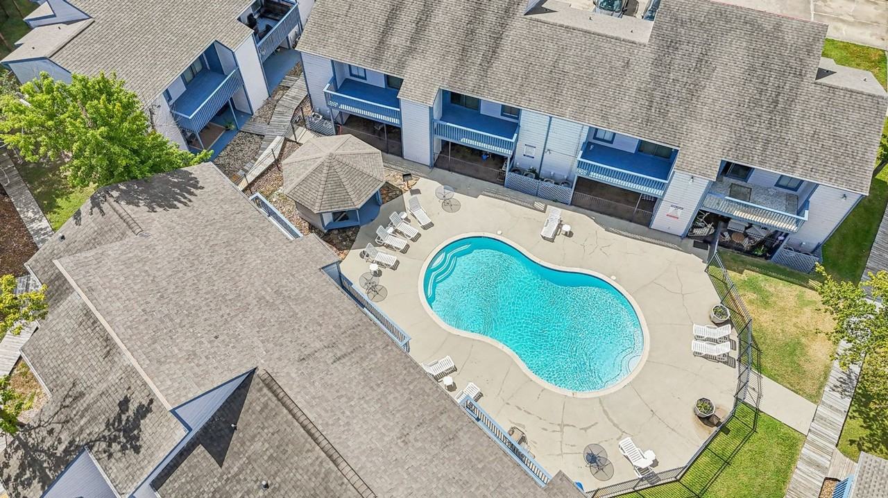 ROOKWOOD GOLF APARTMENTS - Photo 6 of 17