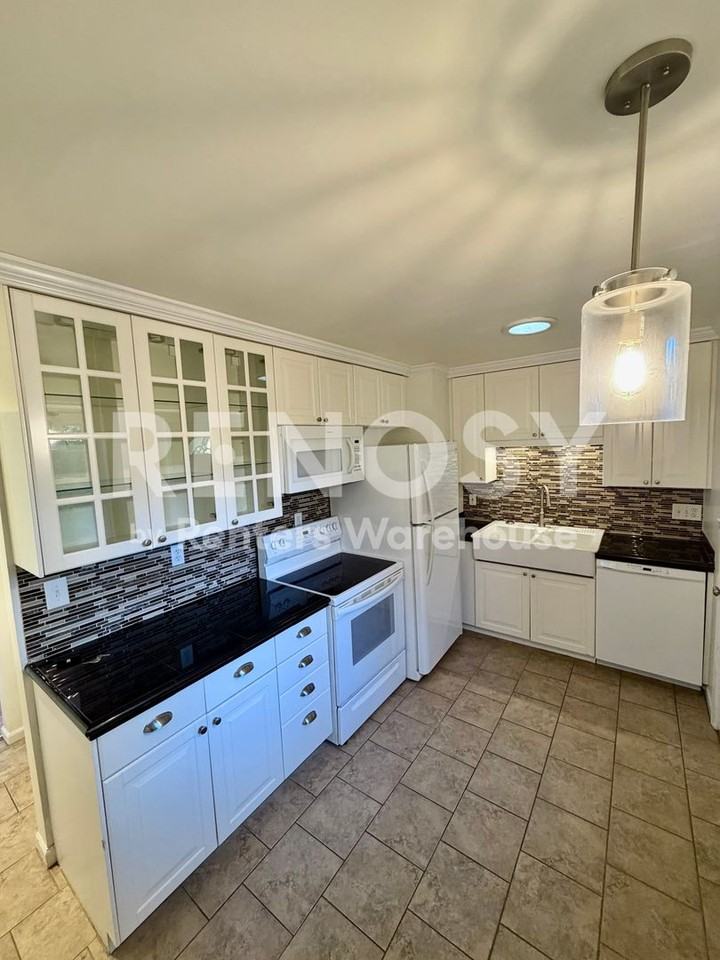 1689 Bush Ave - Photo 3 of 11