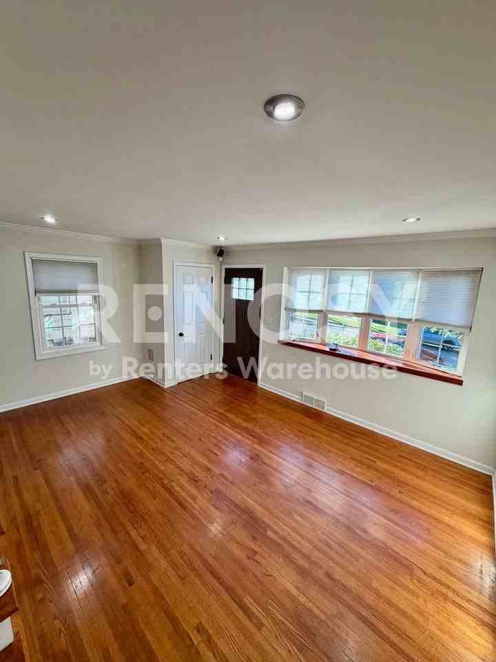 1689 Bush Ave - Photo 4 of 11