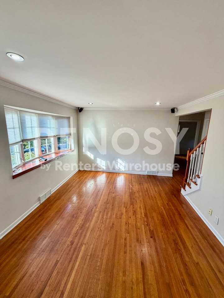 1689 Bush Ave - Photo 5 of 11