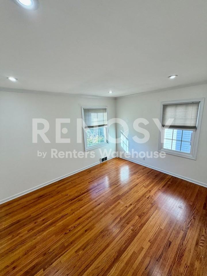 1689 Bush Ave - Photo 6 of 11