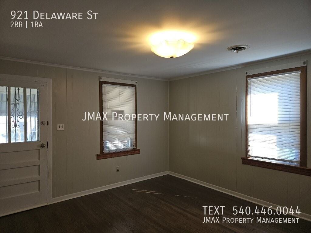 921 Delaware St - Photo 2 of 11