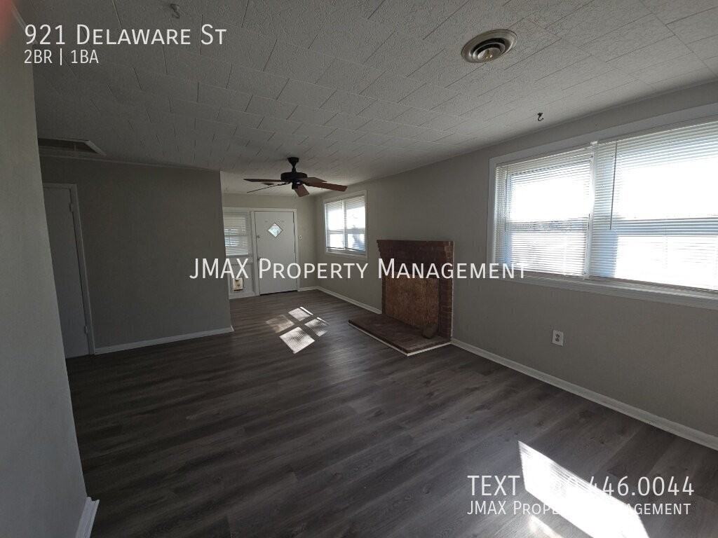 921 Delaware St - Photo 5 of 11