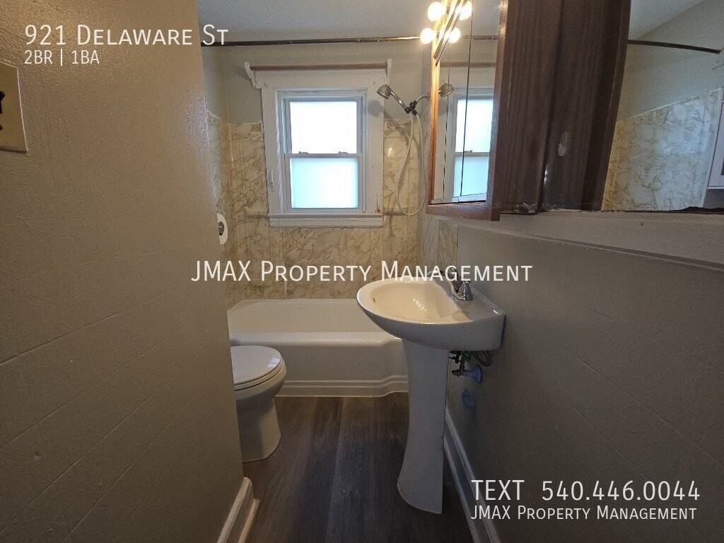 921 Delaware St - Photo 7 of 11