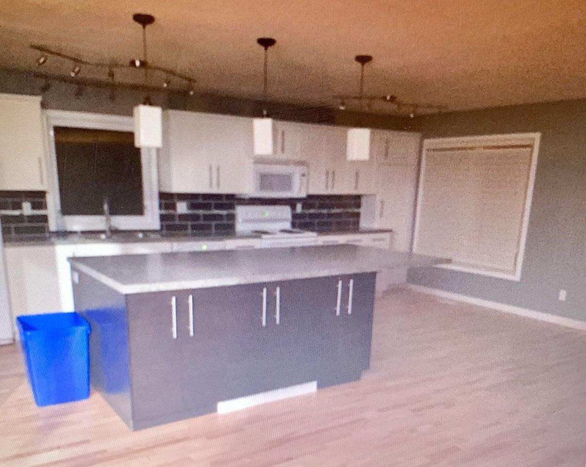 135 Mckenna Cres Se - Photo 4 of 17