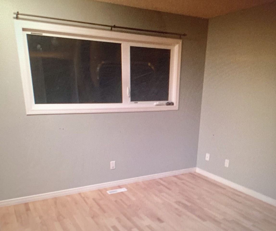 135 Mckenna Cres Se - Photo 6 of 17