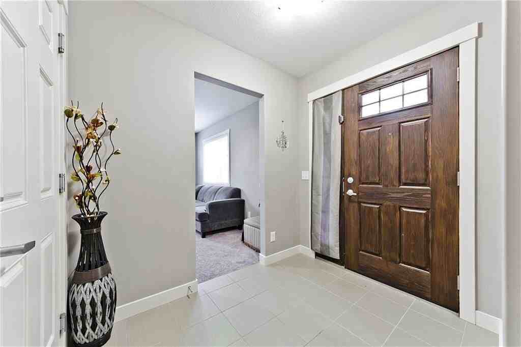 404 Skyview Ranch Grove Ne - Photo 3 of 4