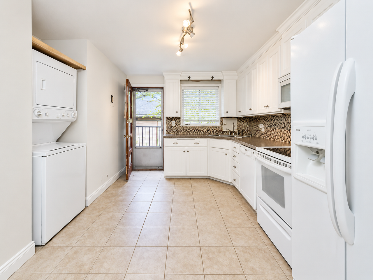 1885 S Jackson St - Photo 6 of 11