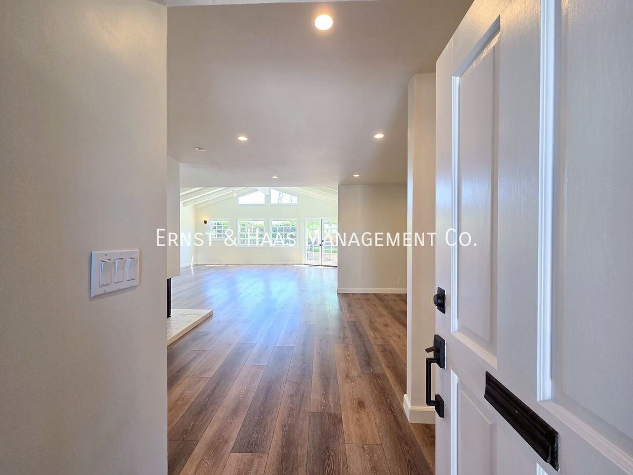 872 N Karen Way - Photo 3 of 36