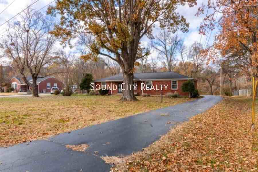 349 Wimpole Dr - Photo 3 of 27