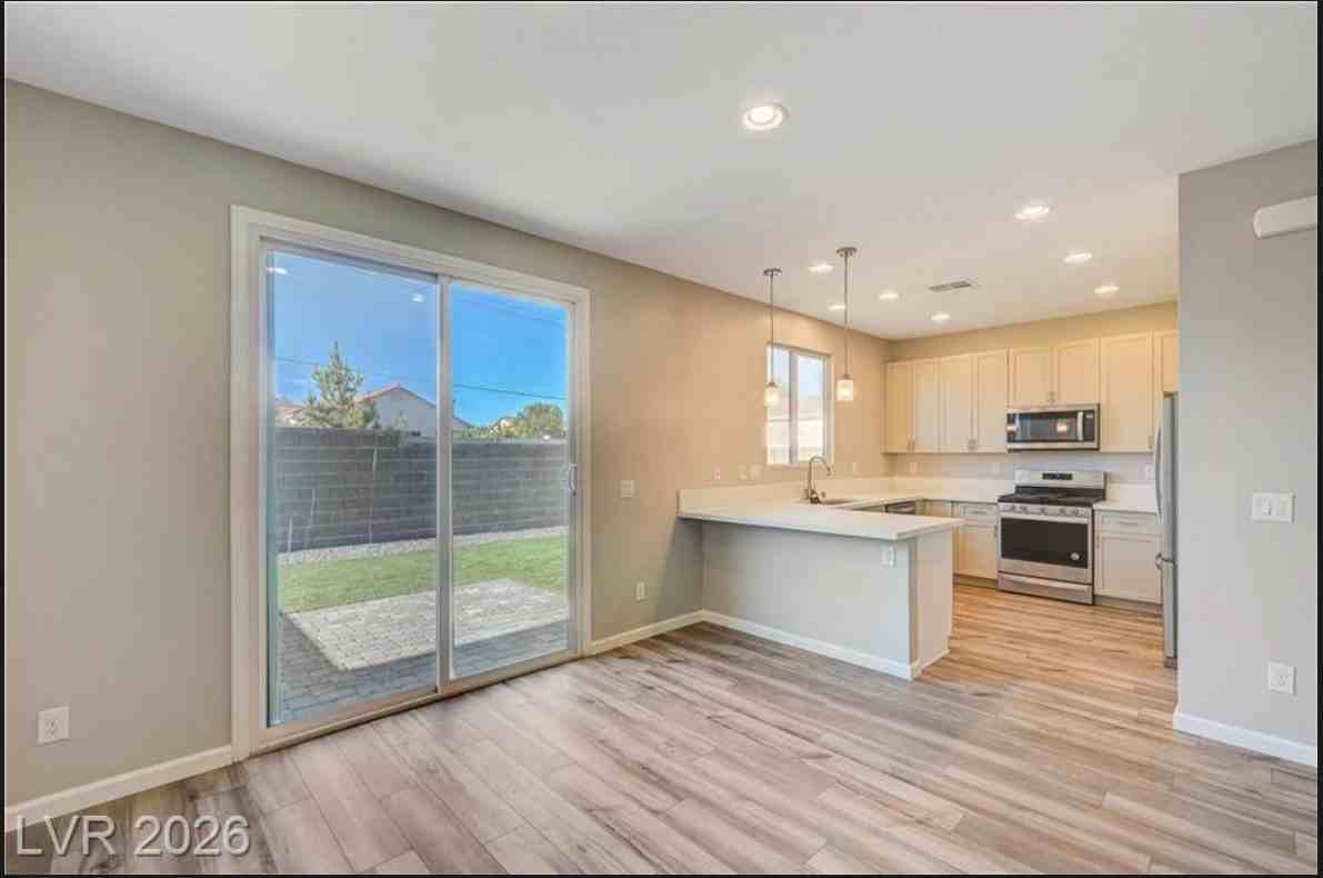 1014 Solemn Cactus Ave - Photo 4 of 19