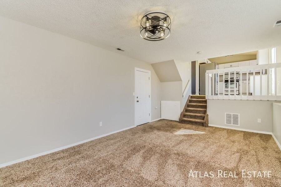 8165 Freemantle Dr - Photo 4 of 21