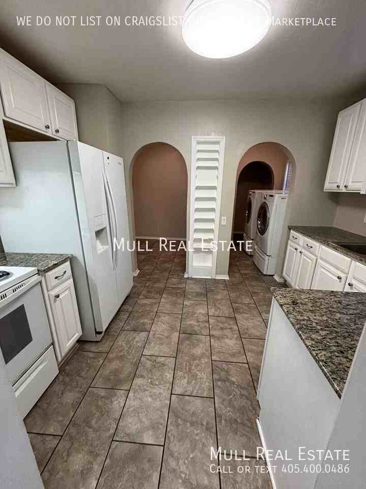 2732 Nw 23rd St - Photo 4 of 17
