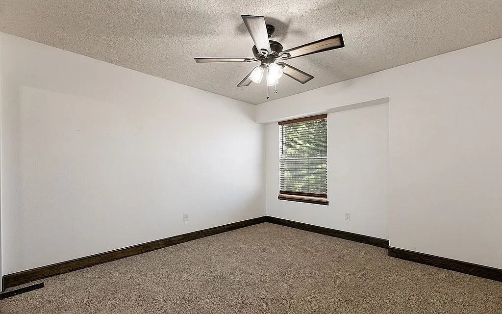 1250 Firefly Cir - Photo 7 of 18