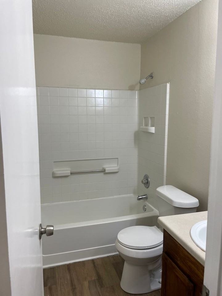 808 Henderson Blvd - Photo 4 of 14
