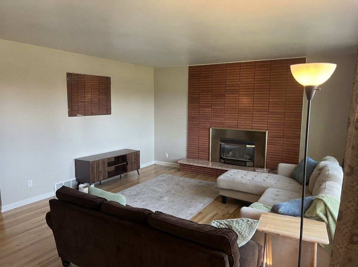 483 Es - Photo 2 of 20