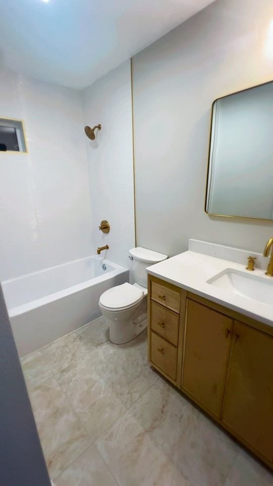 2404 Queen St - Photo 7 of 18