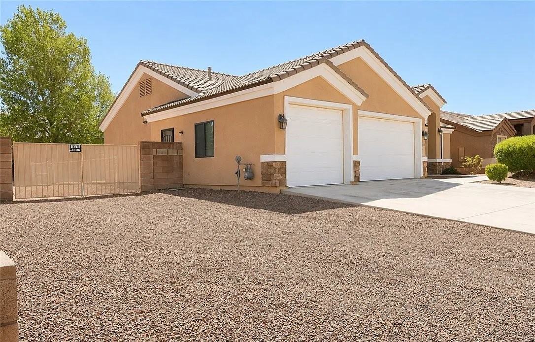 2086 Buena Vista Dr - Photo 2 of 20