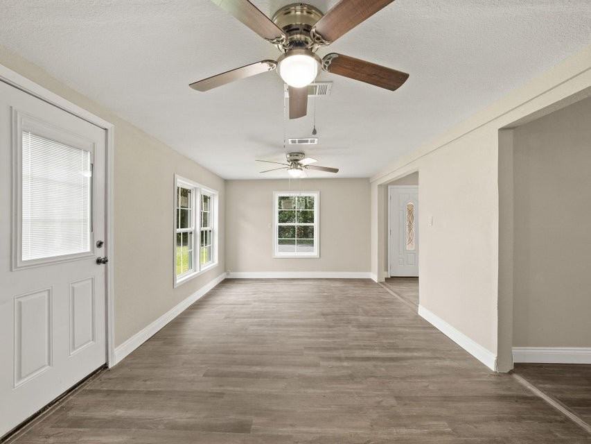 921 Lake Court Dr - Photo 2 of 10