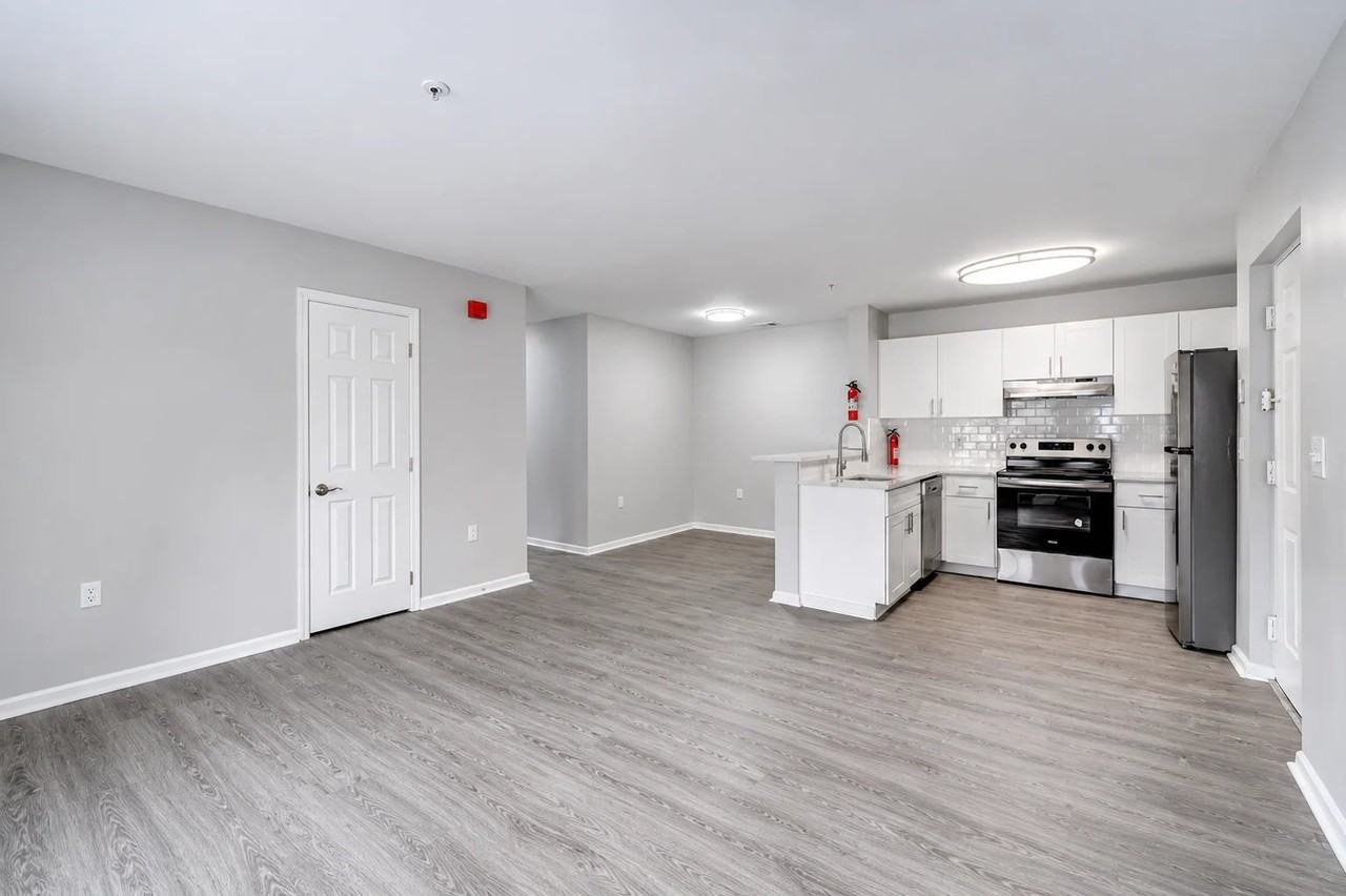225 W 4th St #A33 - Photo 4 of 10