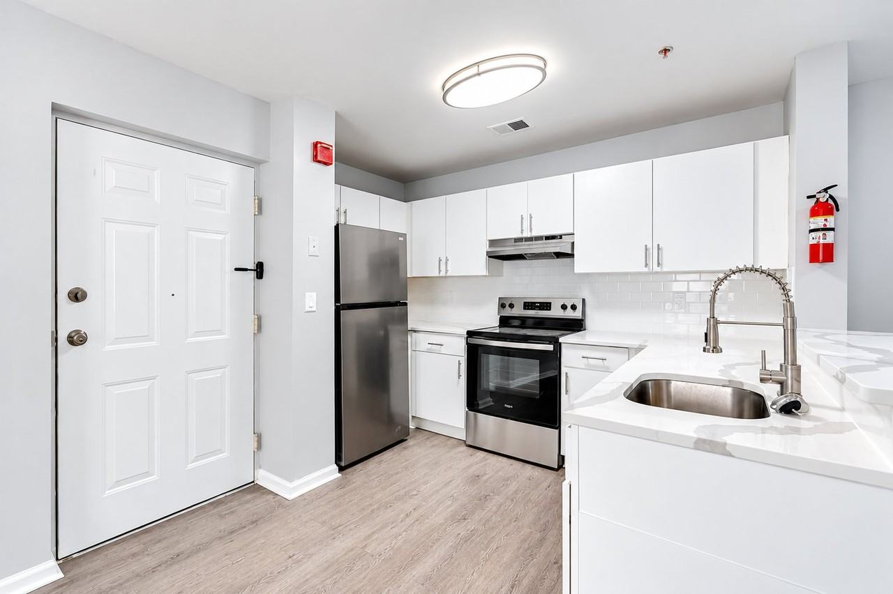 225 W 4th St #A33 - Photo 7 of 10