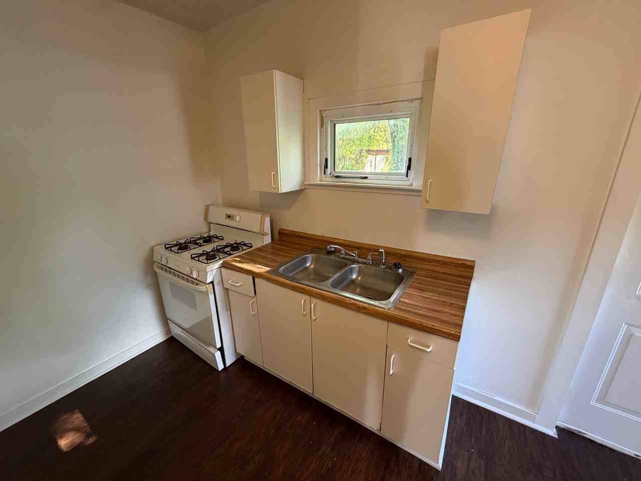 331 Pratt St - Photo 3 of 8