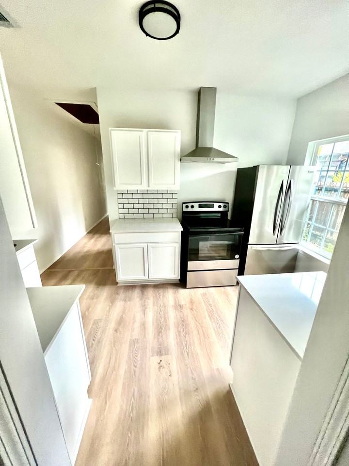 2105 Lyle Ave #A - Photo 3 of 13