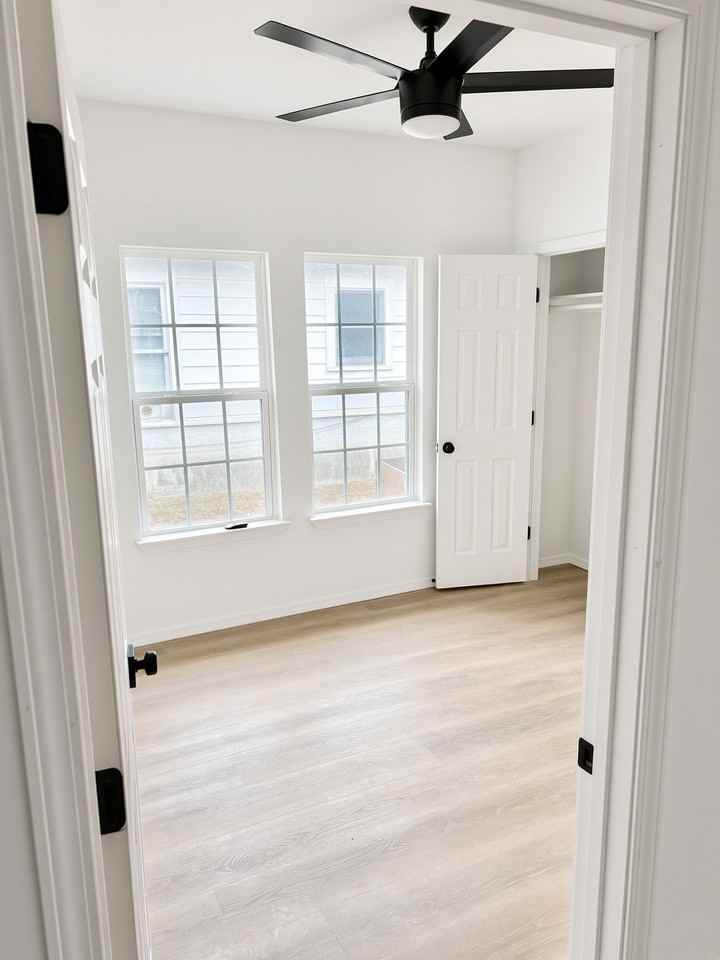 2105 Lyle Ave #B - Photo 2 of 9