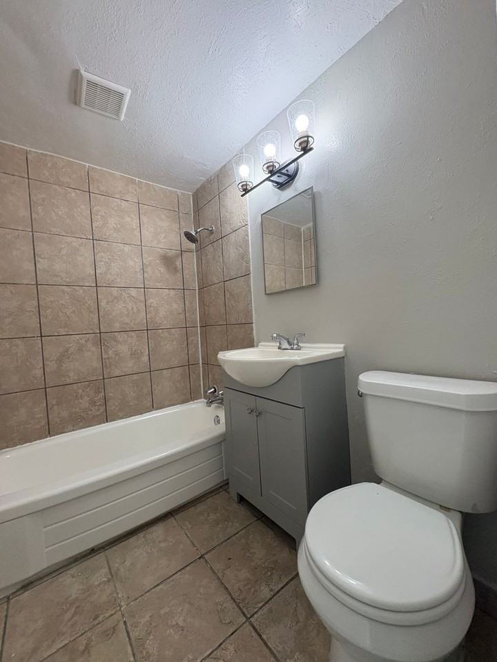 8751 E 14th Ave #8751 - Photo 7 of 9