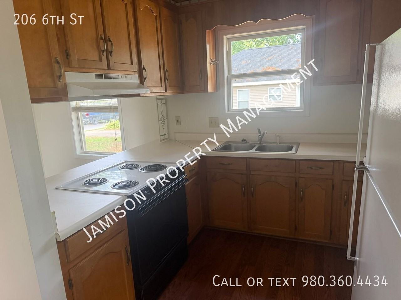 206 6th St - Photo 5 of 14