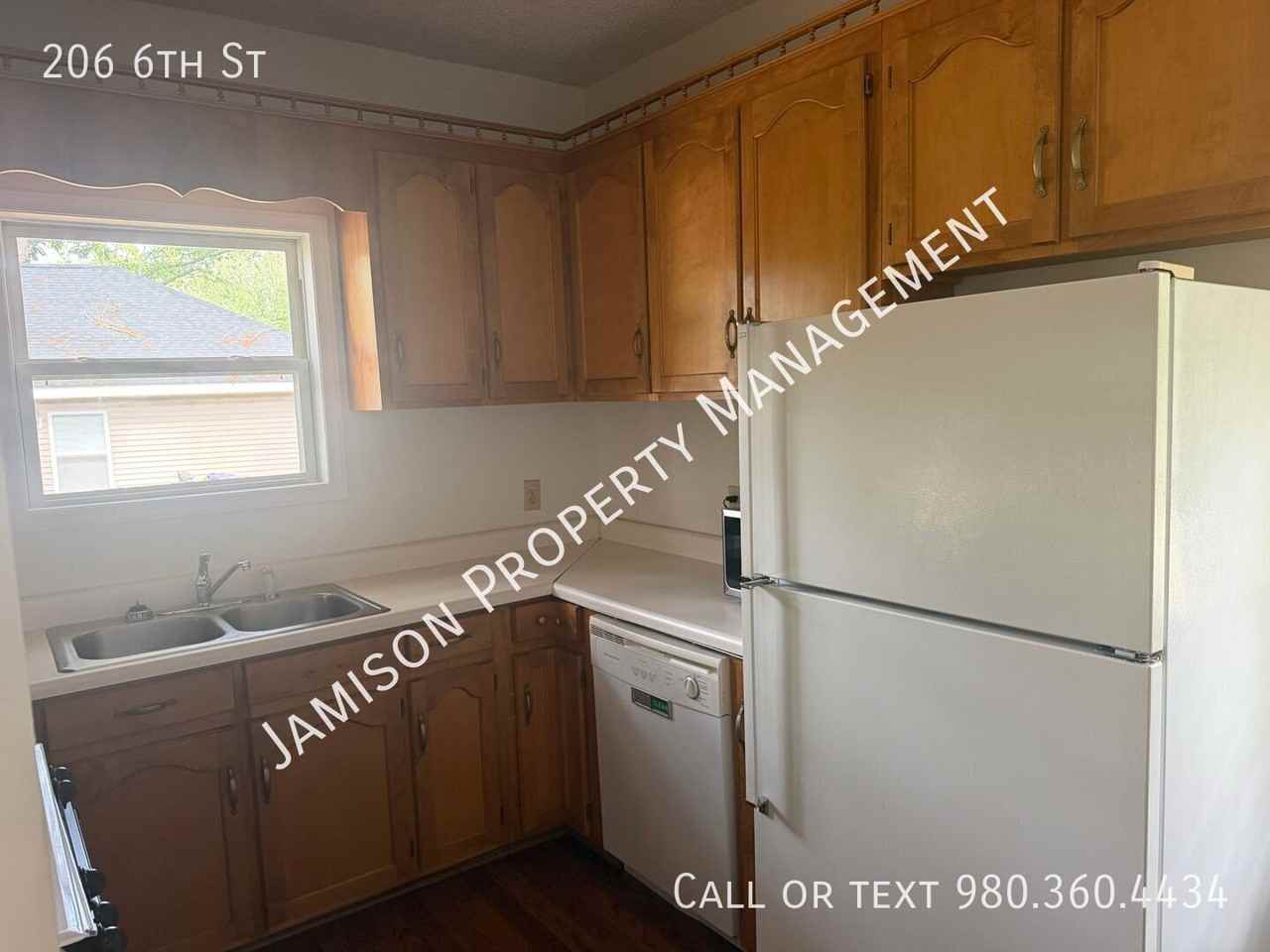 206 6th St - Photo 6 of 14