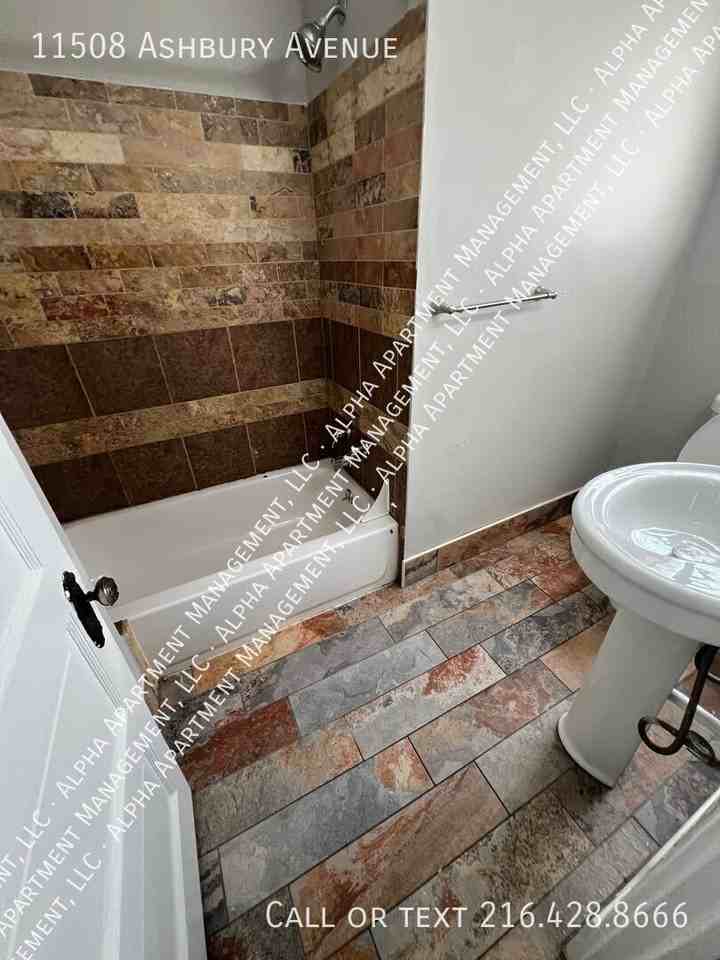 11508 Ashbury Ave - Photo 4 of 14