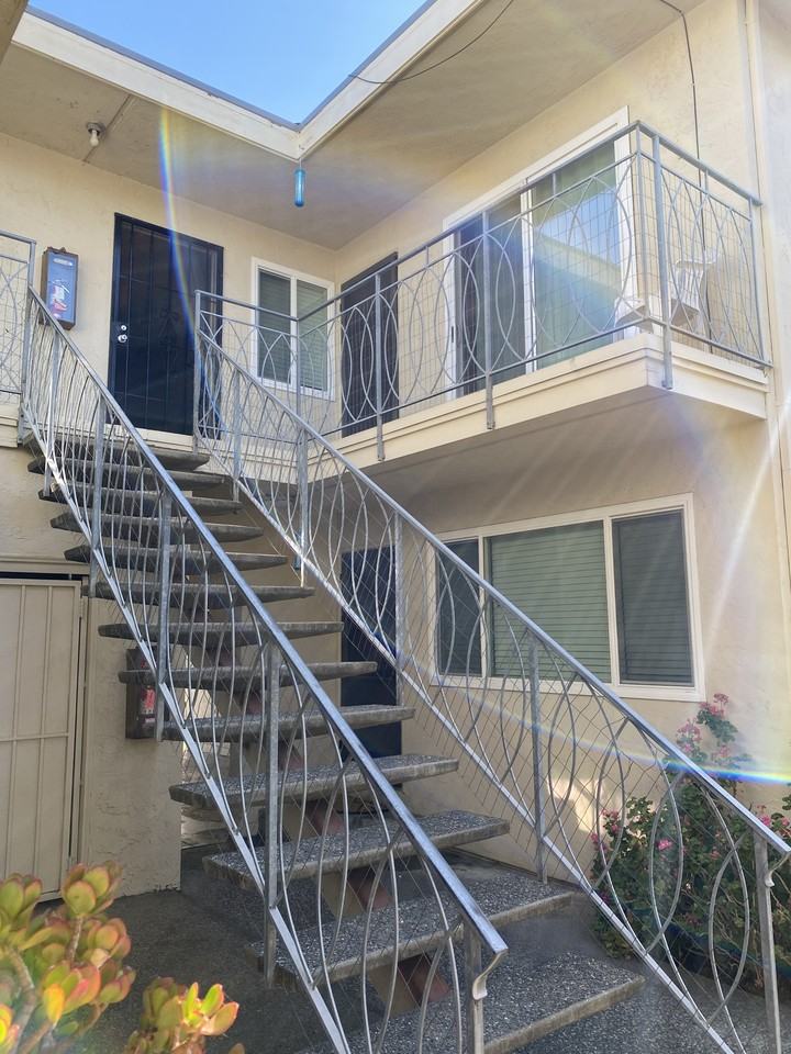 306 Richmond Drive - Photo 2 of 26