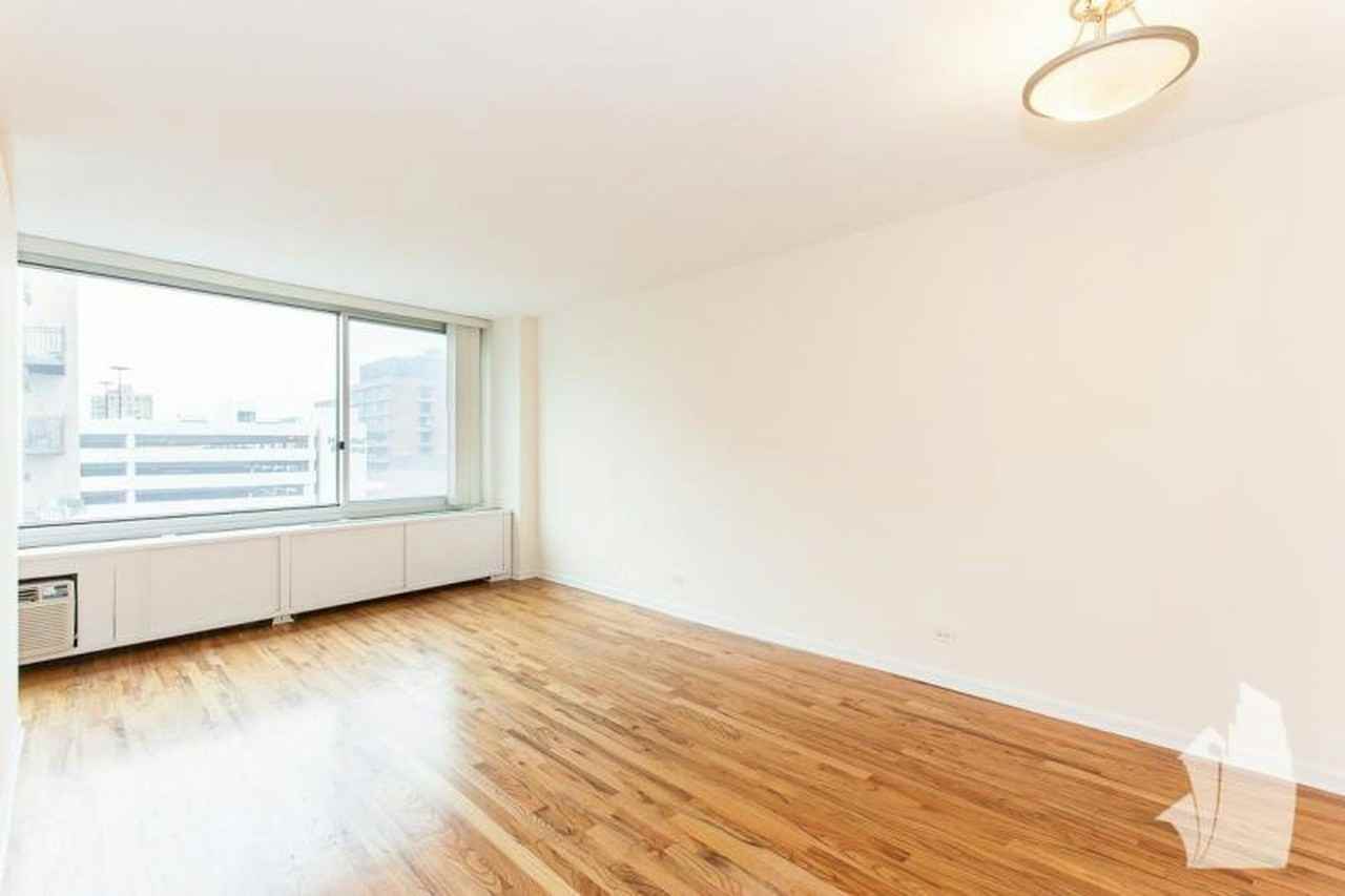 4600 North Clarendon Avenue, Unit 301 - Photo 3 of 17