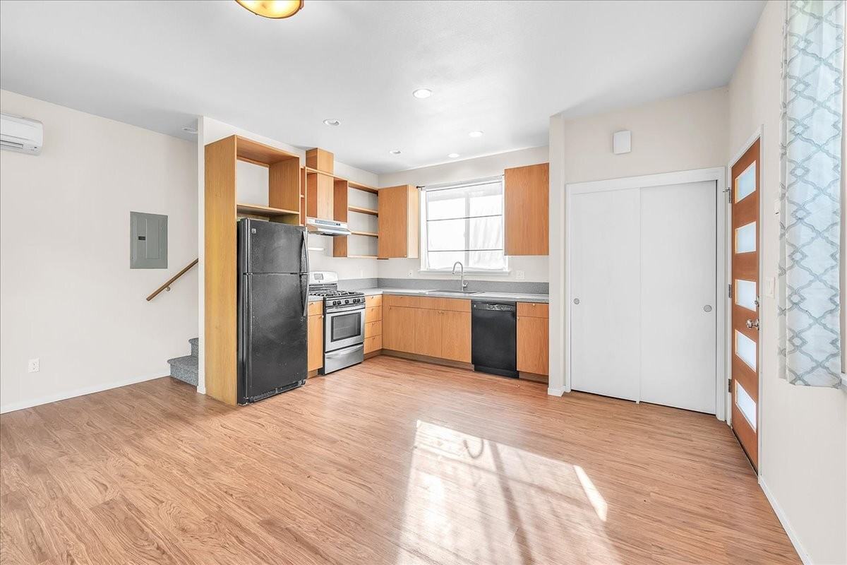 310 SW Maricara Street - Photo 3 of 10