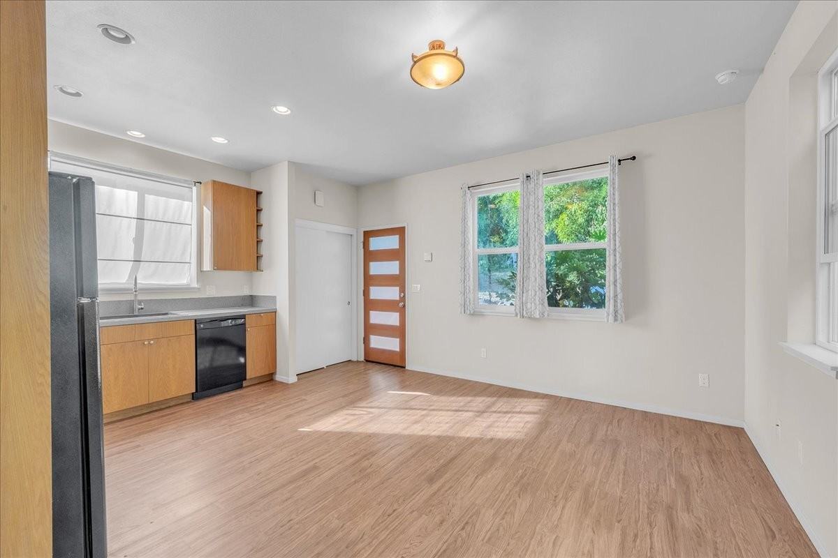 310 SW Maricara Street - Photo 4 of 10