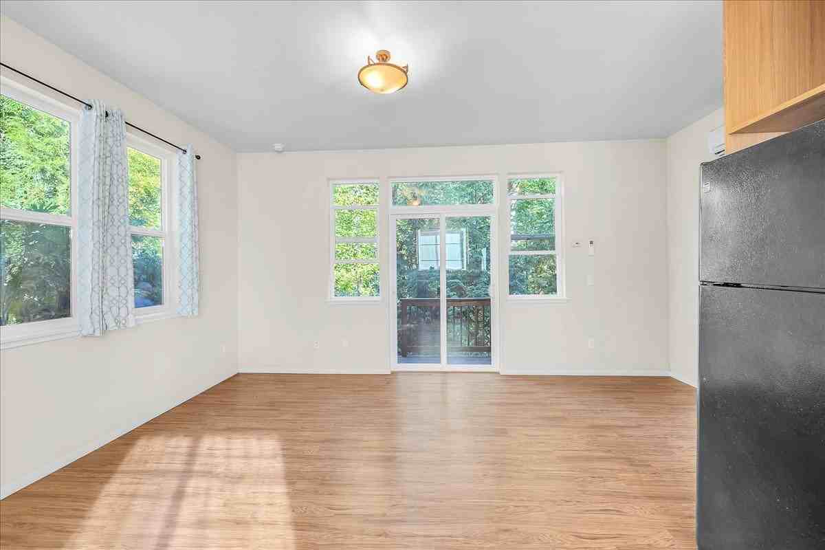 310 SW Maricara Street - Photo 5 of 10