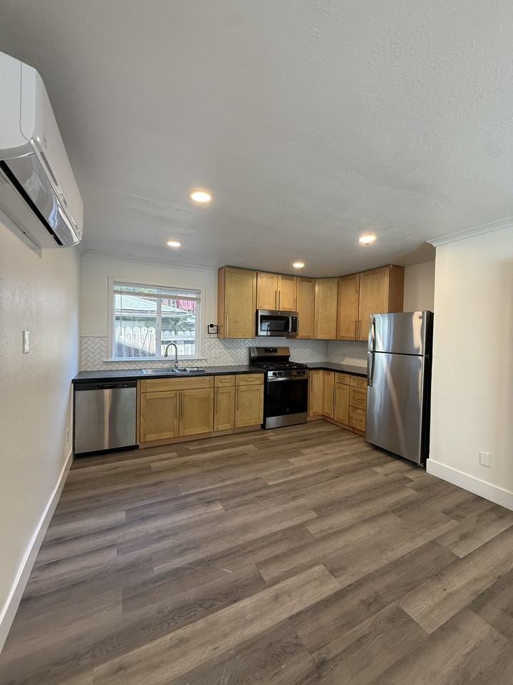 2810 H Street - Photo 2 of 27