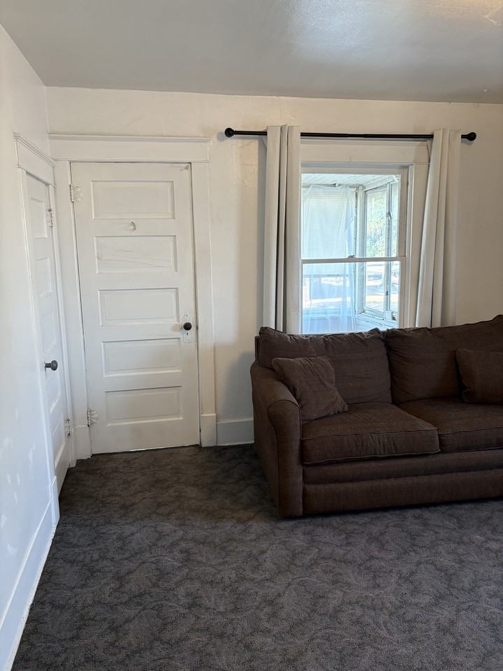 910 Rood Avenue - Photo 5 of 33